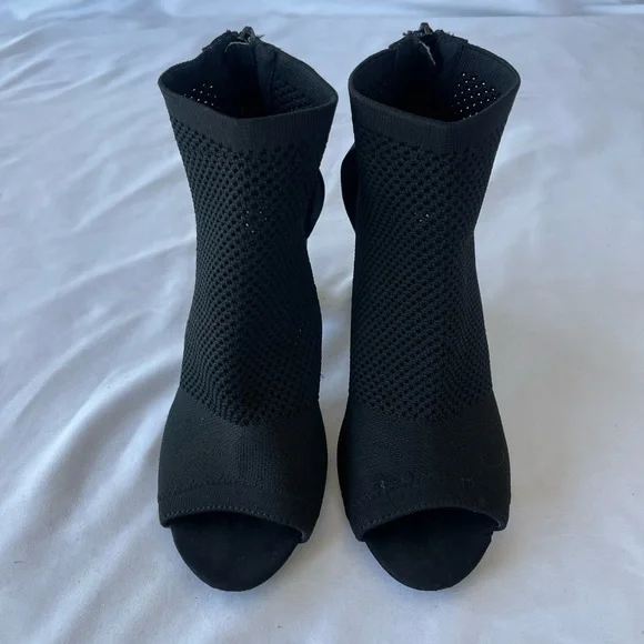 Report Tarragon Peep Toe Perforated Ankle Women’s Bootie Size 6.5 - Picture 5 of 10